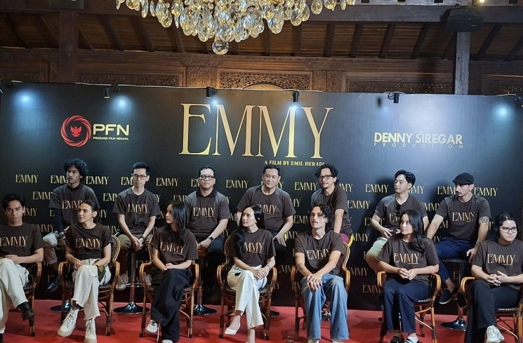 Beby Tsabina dan para pemain film 'Emmy' lainnya. (ist)