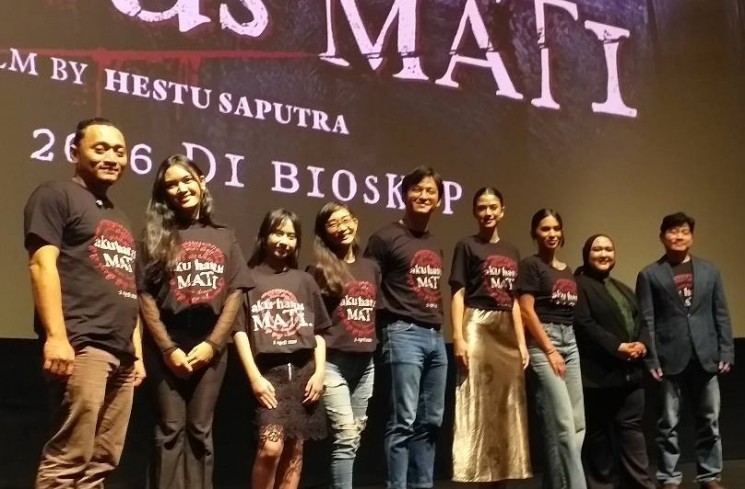 Hana Saraswati dan para pemain film 'Aku Harus Mati'. (ist)
