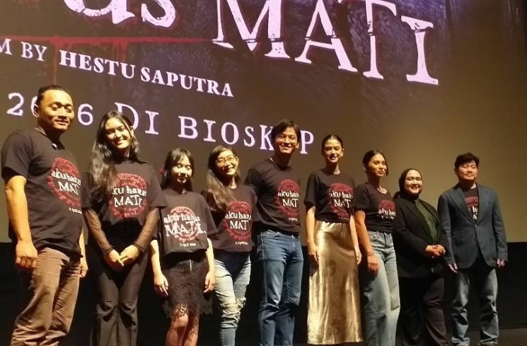 Hana Saraswati dan para pemain film 'Aku Harus Mati'. (ist)