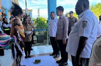 Gibran Rakabuming Raka Kunjungi Raja Ampat, Tinjau Program Makan Bergizi Gratis dan Adat Mansorandak