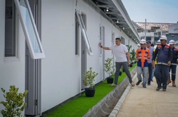 Seskab Teddy dan Dirut KAI Pastikan Proyek Hunian Warga Pinggir Rel Senen Rampung Juni