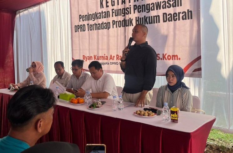 Warga RT 09 RW 10,Kalisari, Pasar Rebo bersama Anggota DPRD DKI Jakarta, Ryan Kurnia Ar Rahman. (ist