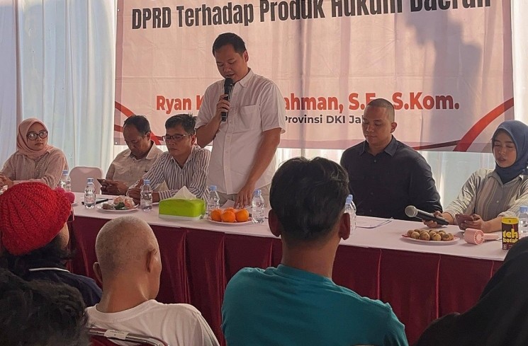 Warga RT 09 RW 10,Kalisari, Pasar Rebo bersama Anggota DPRD DKI Jakarta, Ryan Kurnia Ar Rahman. (ist