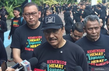 Usut Dugaan Markup Sepatu Sekolah, Mensos Copot Dua Pejabat Kemensos