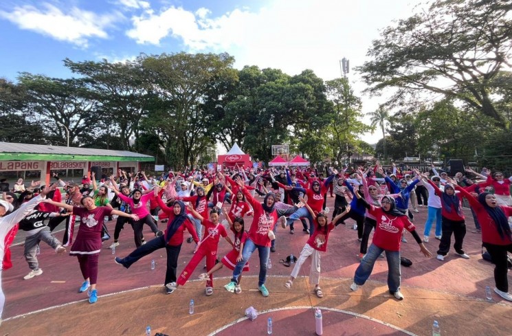Warga dan Lifebuoy Gelar Zumba. (ist)
