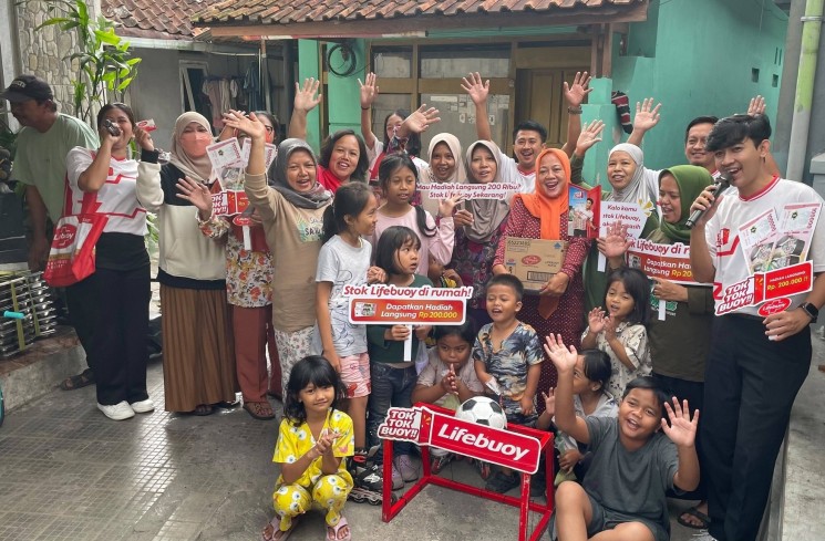Warga bersama Tim Tok Tok Buoy. (ist)