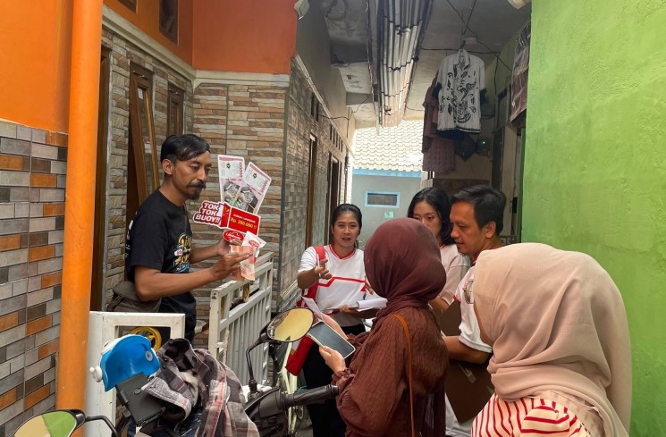 Warga bersama Tim Tok Tok Buoy. (ist)