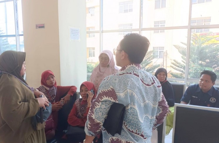 Para Jemaah Umroh bersama kuasa hukumnya di PN Jakut. (ist)