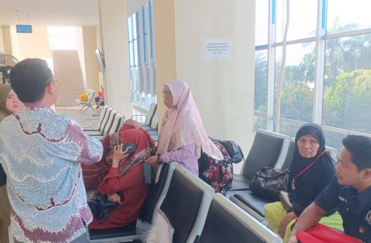 Para Jemaah Umroh bersama kuasa hukumnya di PN Jakut. (ist)