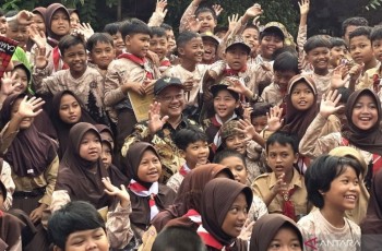 Kemendikdasmen Beri Bantuan School Kit dan Trauma Healing Murid Korban Kebakaran Kemayoran
