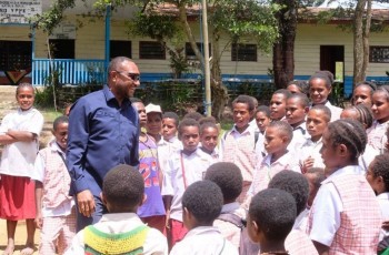 Yan Mandenas Minta Kepala BGN Baru Fokus Benahi Program Makan Bergizi Gratis di Papua