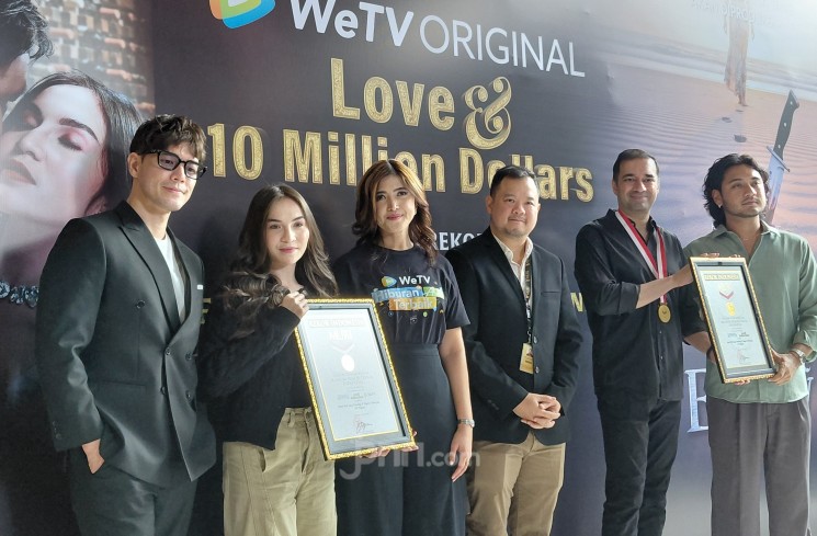 Elina Joerg dan para pemain serial Love & 10 Million Dollars. (ist)
