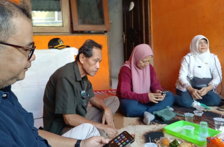 Lurah Kalisari, Siti Nurhasanah, S.E, Ketua RW 10, Bambang S. Nugroho dan lainnya. (ist)
