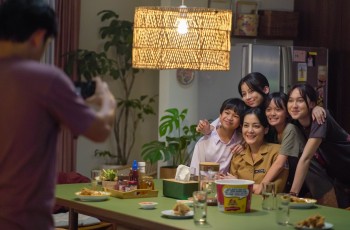 Satu Studio Nangis Massal, Ini 3 Alasan Film 'Yang Lain Boleh Hilang Asal Kau Jangan' Jadi Suara Hati Keluarga