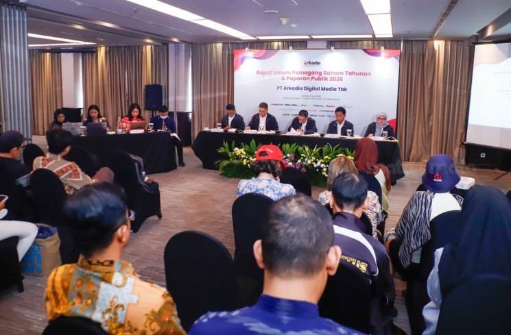 Jajaran Dewan Komisaris dan Direksi PT Arkadia Digital Media Tbk di pelaksanaan Rapat Umum Pemegang Saham Tahunan (RUPST) Perseroan di Hotel Kimaya Slipi, Jakarta, Jumat (12/6/2026). [Alfian Winanto/Suara.com]