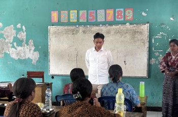 Wapres Gibran Tinjau Makan Bergizi Gratis di Ende, Soroti Makanan Dingin dan Kelas Gelap