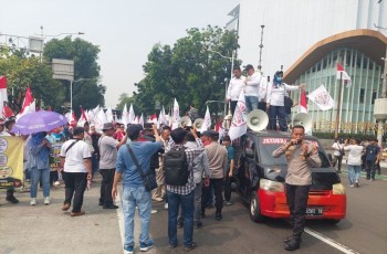 Massa Pendukung Makan Bergizi Gratis Alihkan Aksi ke Kantor Badan Gizi Nasional