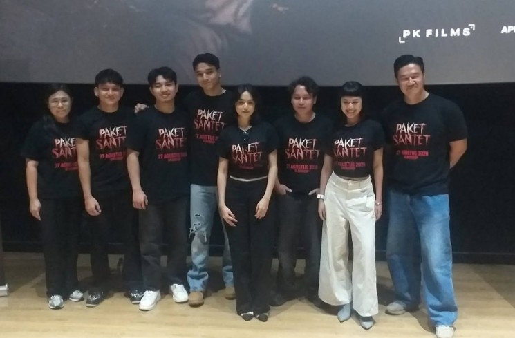 Para Pemain Film 'Paket Santet'. (mia)