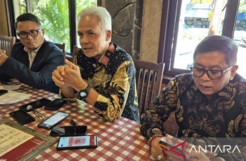 Hadiri Sidang Doktor Pangi Syarwi, Ganjar Dorong Parpol Perkuat Kedekatan dengan Rakyat