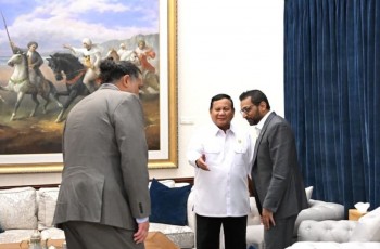 Prabowo Terima Artefak Budaya Papua dari Direktur FBI Kash Patel