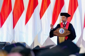 Menko Yusril di Wisuda UBB: Generasi Muda Harus Miliki Integritas dan Kompetensi untuk Pembangunan