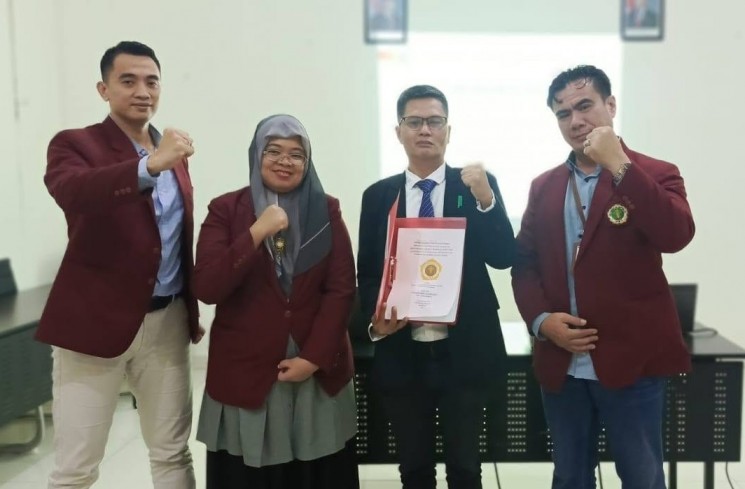 Octavin Teddy, usai dinyatakan lulus pendadaran skripsi dari FH Universitas Boyolali. (ist)