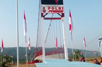 Kapolri Resmikan Jembatan Gantung Merah Putih di Lebak, Bantu Akses Ribuan Warga