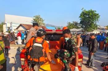 Gempa M 7,7 Guncang NTT, Kodam IX/Udayana Terjunkan Personel Evakuasi Warga