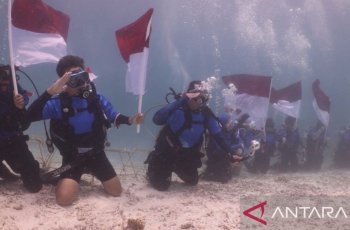 Pengibaran Bendera Bawah Laut Maratua: Komunitas Berau Divers Peringati HUT ke-81 RI