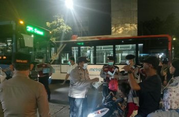 Polsek Senen Bagikan Masker Abu Vulkanik Gunung Anak Krakatau di Jakarta Pusat