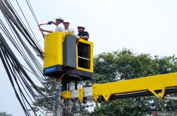 Pemkot Jaktim Tertibkan 792 Meter Kabel Udara Semrawut di Cakung