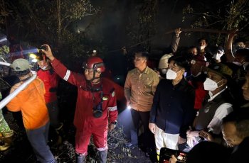 Gibran Blusukan Malam Cek Karhutla Gambut di Kubu Raya, Imbau Warga Pakai Masker