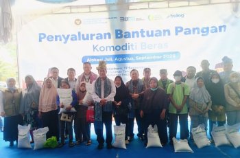 Mentan Amran Sulaiman Serahkan Bantuan Pangan Beras Bulog di Pekanbaru Riau