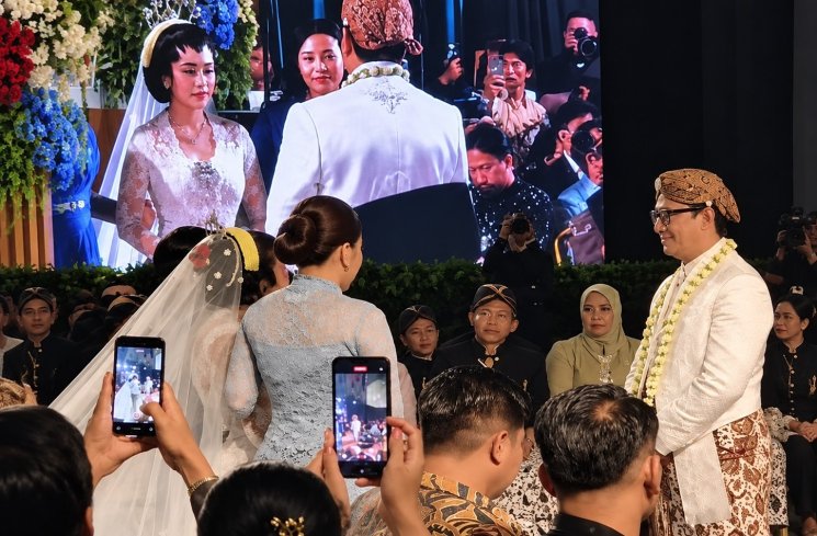 Berbalut Busana Adat Jawa, Andre Taulany Resmi Nikahi Amanda Rigby