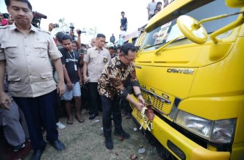 Mendagri dan Menteri PKP Lepas 125 Truk Genteng Dukung Program Gentengisasi Presiden Prabowo