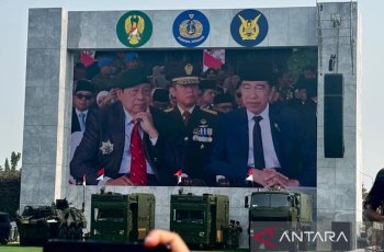 Tampil Kompak, Jokowi dan SBY Duduk Berdampingan di Upacara HUT Ke-81 TNI