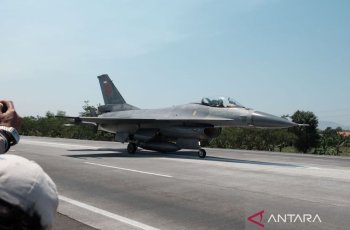 TNI AU Uji Landasan Alternatif Pesawat Tempur di Tol Pasuruan-Probolinggo
