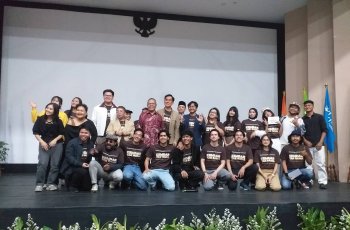 Para Pemain Film 'Kembar Tak Sama'. (mia)